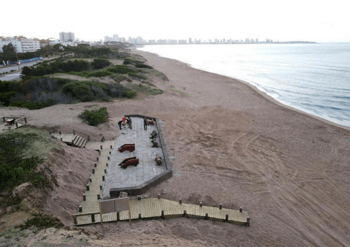 Pavimento y Remodelación de la Parada 10 de Playa Mansa